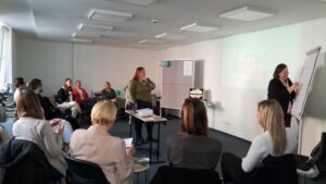 Präsentation einer Teilnehmerin während der Auftaktveranstaltung des Führungsnachwuchsprogramms